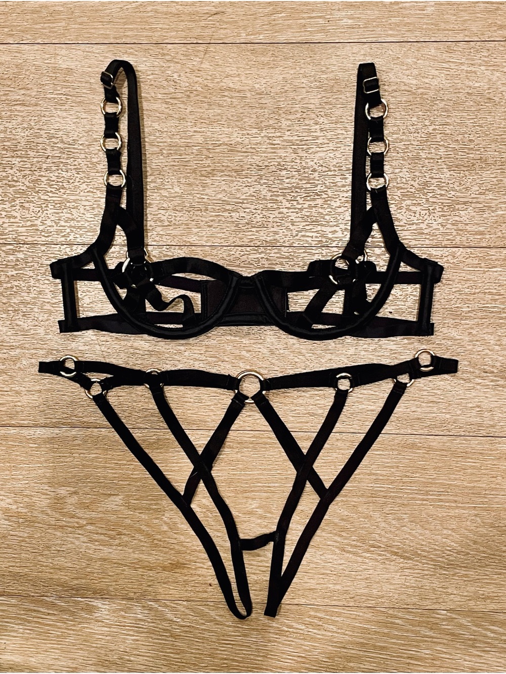 Victoria’s Secret Very Sexy Unlined Strappy 3 Piece Balconette Bra Cage Ring Set